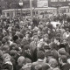 Archiv der Region Hannover, ARH NL Koberg 776, "Roter Punkt" Demonstration gegen Fahrpreiserhöhung der ÜSTRA auf dem Opernplatz, Hannover