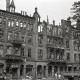 Archiv der Region Hannover, ARH NL Koberg 9425, Zerstörte Geschäfte, unter anderem "Foto Möhlen", "Erich Möller Rad" und "H. Döpke Gaststätte", (Zwangs?)Arbeiter verräumen Trümmer, Hannover