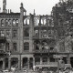 Archiv der Region Hannover, ARH NL Koberg 9427, Zerstörte Geschäfte, unter anderem "Foto Möhlen", "Erich Möller Rad" und "H. Döpke Gaststätte", (Zwangs?)Arbeiter verräumen Trümmer, Hannover