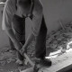Archiv der Region Hannover, ARH NL Koberg 9433, Mollen- und Holzschuhmacher beim Bearbeiten von Holz, Hannover
