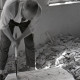 Archiv der Region Hannover, ARH NL Koberg 9434, Mollen- und Holzschuhmacher beim Bearbeiten von Holz, Hannover