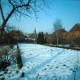 Archiv der Region Hannover, ARH NL Machinowski 221, Schneebedecktes Feld mit Häusern im Hintergrund, Leveste