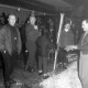 Archiv der Region Hannover, ARH NL Mellin 01-017/0005, Wintersportler des SkiClub "Winterfreuden"vor dem Schuh- und Sporthaus Goslar, Marktstraße 37 in Burgdorf