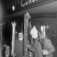 ARH NL Mellin 01-017/0006, Wintersportler des SkiClub "Winterfreuden"vor dem Schuh- und Sporthaus Goslar, Marktstraße 37 in Burgdorf