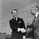 Archiv der Region Hannover, ARH NL Mellin 01-045/0002, Winfried Hasselmann gratuliert Ernst Albrecht zur Wahl zum Ministerpräsidenten