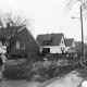 Archiv der Region Hannover, ARH NL Mellin 01-047/0008, Umgefallener Baum auf der Straße "Heutrift" vor dem Haus Nr. 15, Schillerslage