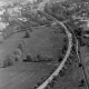 ARH NL Mellin 01-054/0001, Straße vom Flughafen Richtung Autobahn Anschlussstelle Langenhagen. (Bildrand oben die Gebäude der Emmich-Cambrai-Kaserne, oben rechts die Autobahnbrücke)