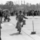 Archiv der Region Hannover, ARH NL Mellin 01-057/0005, Jugend-Fahrrad-Turnier? auf dem Parkplatz eines Möbelkaufhauses (damals Vielkauf), Großburgwedel