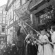 Archiv der Region Hannover, ARH NL Mellin 01-060/0022, Übergabe einer neuen Standarte des Spielmannszuges der Burgdorfer Schützengesellschaft durch Bürgermeister Kannacher vor dem Rathaus in Burgdorf