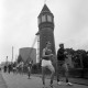 Archiv der Region Hannover, ARH NL Mellin 01-079/0019, Wettlauf? vor dem Wasserturm, Lehrte
