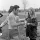 Archiv der Region Hannover, ARH NL Mellin 01-081/0025, Vergabe von Anstecknadeln? im Ziel eines Wettlaufes