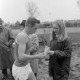 Archiv der Region Hannover, ARH NL Mellin 01-081/0026, Vergabe von Anstecknadeln? im Ziel eines Wettlaufes