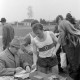 ARH NL Mellin 01-081/0027, Vergabe von Anstecknadeln? im Ziel eines Wettlaufes