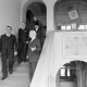 Archiv der Region Hannover, ARH NL Mellin 01-084/0008, Menschen in einem Treppenaufgang