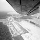 Archiv der Region Hannover, ARH NL Mellin 01-088/0006, Blick aus dem Transportflugzeug Nord Noratlas (Version 2501)? auf die Lufthansa-Basis auf dem Flughafen Frankfurt, Frankfurt a. Main