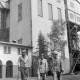 ARH NL Mellin 01-089/0012, Steiger (Mitte) und Besucher am Schacht des Erdölbergwerkes der Deutschen Erdöl AG (DEA), Wietze