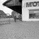 Archiv der Region Hannover, ARH NL Mellin 01-097/0001, Gebäude von Möbel-Kruse mit Hohner Musikinstrumenten im Schaufenster