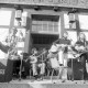 Archiv der Region Hannover, ARH NL Mellin 01-104/0014, Auftritt der Band "Highlife Skiffle" vor dem Rathaus I, Burgdorf