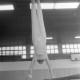 Archiv der Region Hannover, ARH NL Mellin 01-105/0021, Turner auf einem Barren in der Turnhalle des Gymnasium Großburgwedel(?)