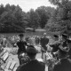 Archiv der Region Hannover, ARH NL Mellin 01-109/0002, Musikalischer Auftritt der Feuerwehr an einem See/Fluss?