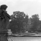 Archiv der Region Hannover, ARH NL Mellin 01-111/0006, Statue und Gartenanlage