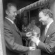 Archiv der Region Hannover, ARH NL Mellin 01-112/0016, Überreichung einer Vase?