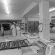 Archiv der Region Hannover, ARH NL Mellin 01-114/0002, Bäcker bei der Arbeit in der Backstube