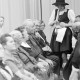 ARH NL Mellin 01-114/0007, Frau im Dirndl verkauft Alkohol? an Zuschauer