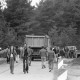ARH NL Mellin 01-115/0006, Menschenansammlung und Straßenverkehrsfahrzeuge