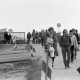 Archiv der Region Hannover, ARH NL Mellin 01-115/0007, Menschen auf der Straße eines Werkes?