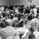 ARH NL Mellin 01-116/0009, Ältere Frauen an Tischen sitzend