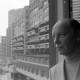 Archiv der Region Hannover, ARH NL Mellin 01-118/0001, Mann an einem offenen Fenster mit Blick auf das Ihme-Zentrum, Linden-Mitte