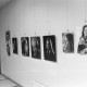 Archiv der Region Hannover, ARH NL Mellin 01-119/0015, Fotos von Menschen an einer Wand ausgestellt