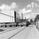 Archiv der Region Hannover, ARH NL Mellin 01-120/0017, Mit Zuckerrüben gefüllte Anhänger bei einer Zuckerfabrik