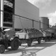Archiv der Region Hannover, ARH NL Mellin 01-120/0019, Traktoren und LKWs mit mehreren mit Zuckerrüben gefüllten Anhängern zur Abgabe in der Zuckerfabrik