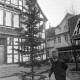 Archiv der Region Hannover, ARH NL Mellin 01-124/0006, Tannenbaum vor dem Rathaus I, Burgdorf