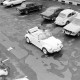 Archiv der Region Hannover, ARH NL Mellin 01-125/0001, VW-Käfer Karmann-Cabriolet zwischen parkenden Autos