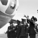 Archiv der Region Hannover, ARH NL Mellin 01-125/0008, Flugschüler der Flugzeugführerschule "S" betrachten das Transportflugzeug Nord Noratlas "N2501" auf dem Fliegerhorst, Wunstorf