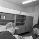 Archiv der Region Hannover, ARH NL Mellin 01-129/0003, Zwei Männer im Möbelgeschäft "3 K-Möbel" mit Blick in den Katalog