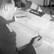 Archiv der Region Hannover, ARH NL Mellin 01-129/0013, Mann mit einer Unfall-Steckkarte 