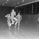 Archiv der Region Hannover, ARH NL Mellin 01-132/0012, Handballspiel in einer Turnhalle