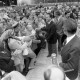 Archiv der Region Hannover, ARH NL Mellin 01-137/0014, Ernst Albrecht begrüßt Leute an einem Bootsanleger