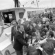 ARH NL Mellin 01-137/0015, Ernst Albrecht begrüßt Leute an einem Bootsanleger