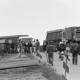 Archiv der Region Hannover, ARH NL Mellin 01-140/0007, Menschen auf der Straße eines Werkes? mit drei LKWs am Tor
