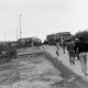 ARH NL Mellin 01-140/0008, Menschen auf der Straße eines Werkes? mit drei LKWs am Tor