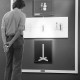 Archiv der Region Hannover, ARH NL Mellin 01-145/0005, Ein Mann in einer Galerie stehend