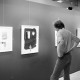 Archiv der Region Hannover, ARH NL Mellin 01-145/0006, Ein Mann in einer Galerie stehend