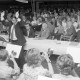 ARH NL Mellin 01-146/0008, Dirigent eines Blasorchesters? bei einer Festveranstaltung der Gemeinde Eltze