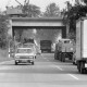 Archiv der Region Hannover, ARH NL Mellin 01-149/0007, Straßenverkehrsfahrzeuge auf einer Straße unter einer Brücke