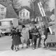 Archiv der Region Hannover, ARH NL Mellin 01-150/0016, Menschen an dem Bahnübergang an der Schillerslager Straße, Burgdorf